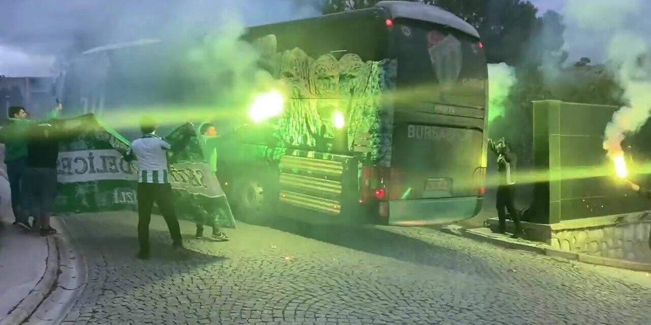 Denizli’de bulunan Bursaspor taraftarları takımını karşıladı