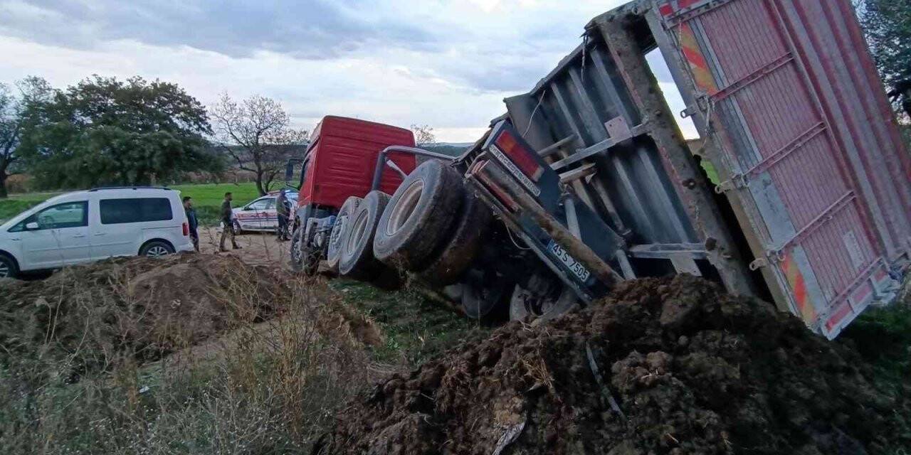 Araziye gübre döken kamyon devrildi, sürücüsü yaralandı