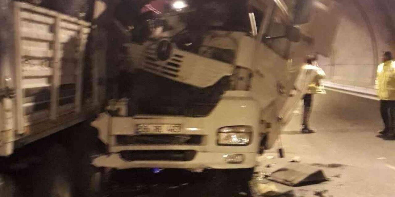 Aydın-İzmir Otoyolu’nda 3 ayrı noktada 6 araçlı kaza: 2 yaralı