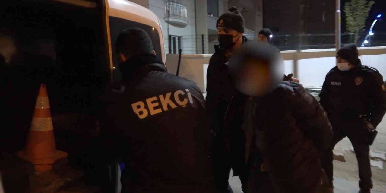 Yaşlı adam oğluyla kablo çalarken bekçilere yakalandı
