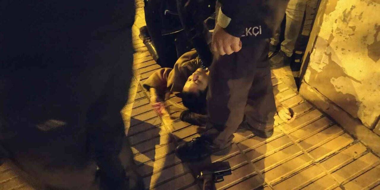 Kocasının silahını kurcalarken kendini vurdu