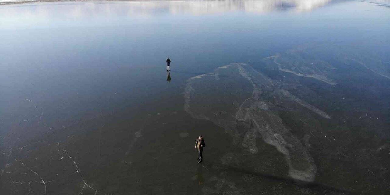 Buz tutan Çıldır Gölü’nde ’vals’