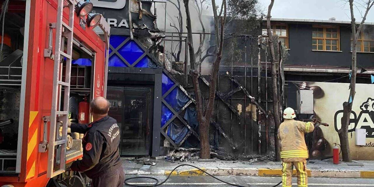 Beylikdüzü’nde iki katlı kafede yangın
