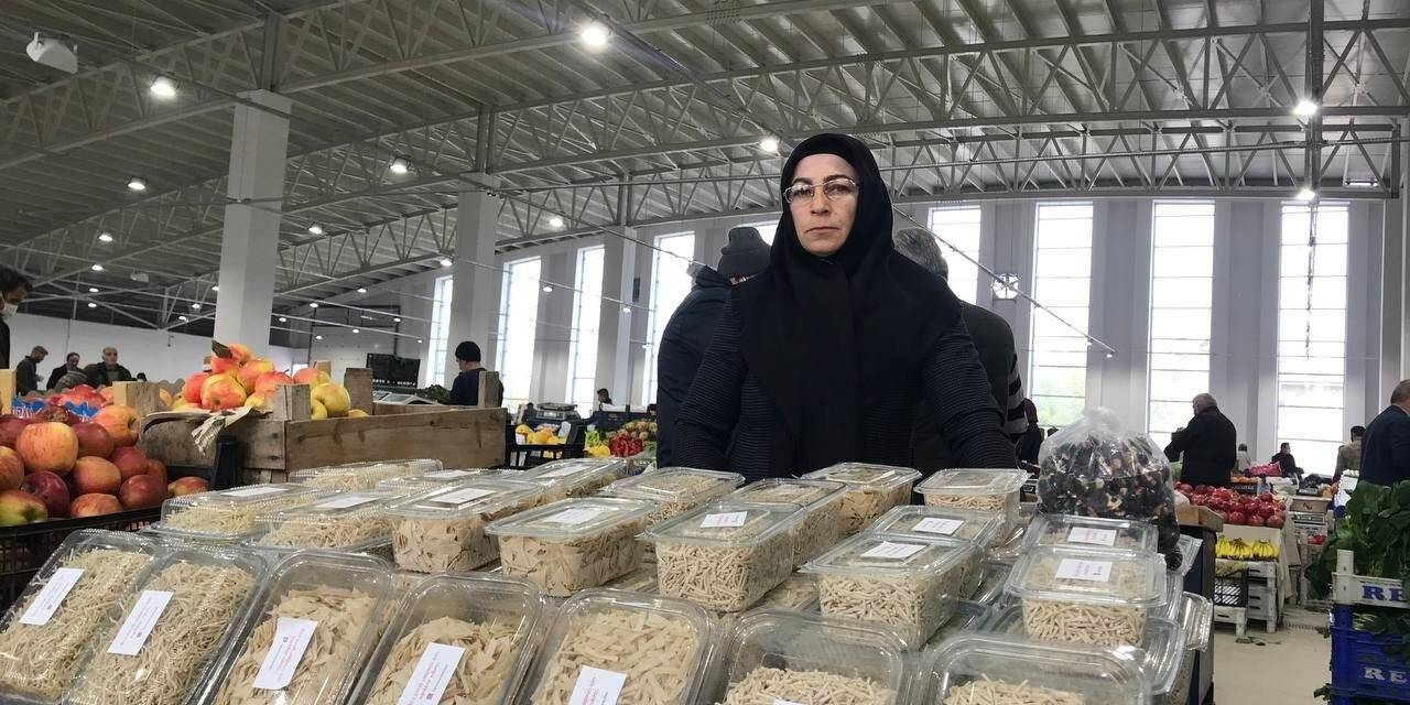 7 yıldır kendi el emeği ürünlerini pazarda satan kadın esnaf aile ekonomisine katkı sağlıyor