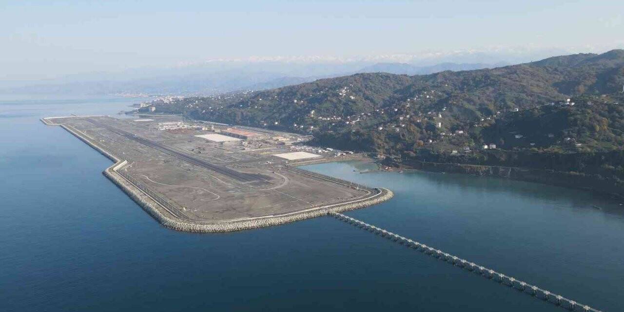 Rize-Artvin Havalimanı’nın deniz dolgusu için planlanan 100 milyon ton dolgunun 99 milyon tonu tamamlandı