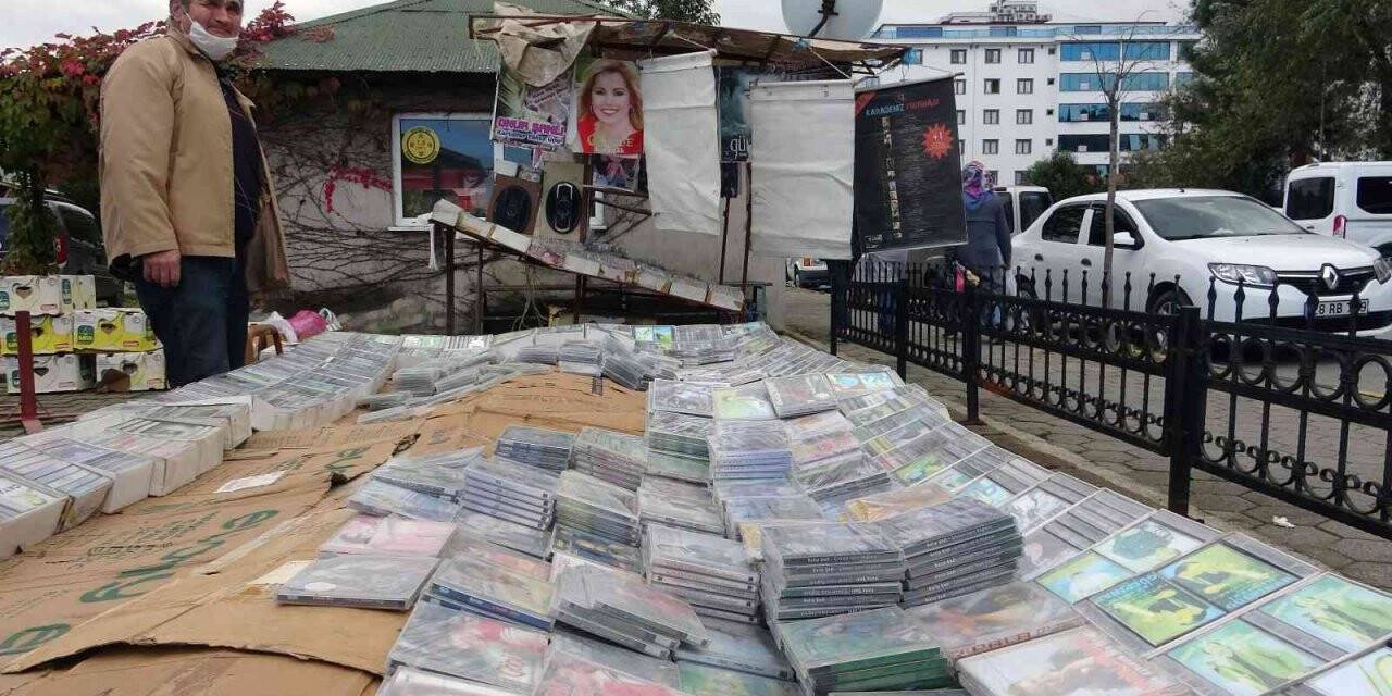 Devri biten kasetleri, pazar pazar dolaşarak sergileyip satıyor