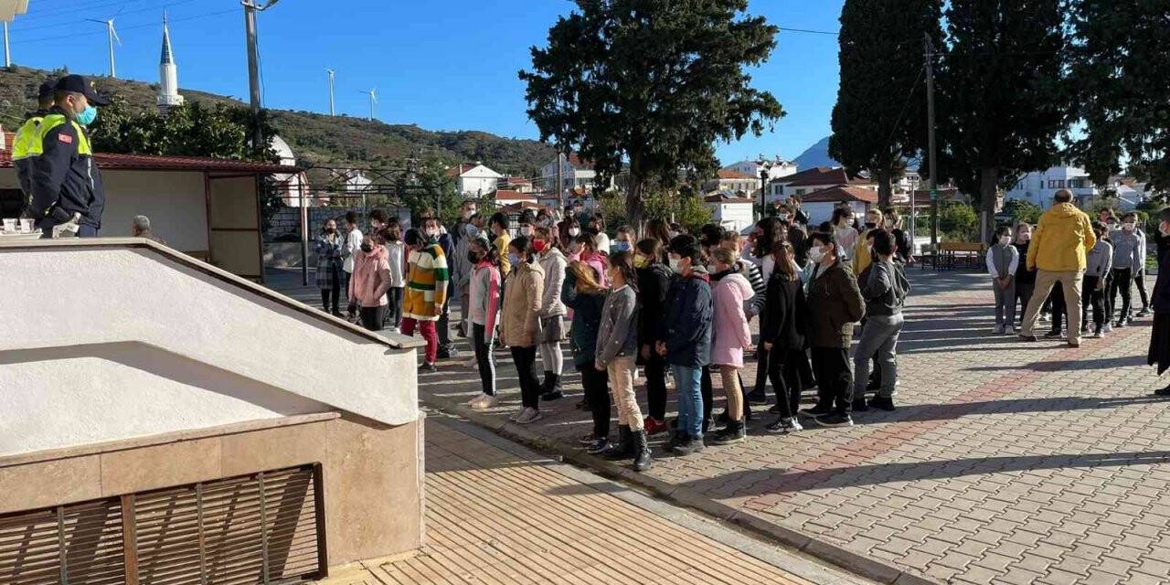 Öğrencilere trafik kuralları anlatıldı