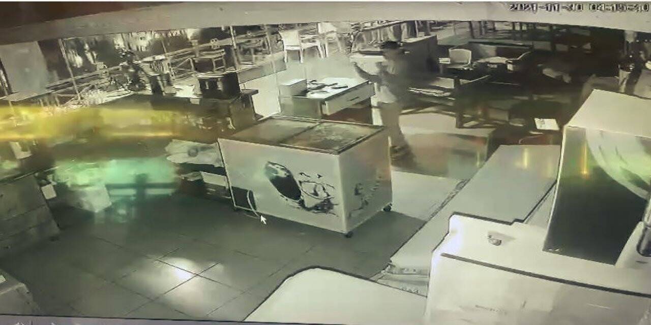 Evden kaçıp 3 ayrı iş yerini soydu, parayı bulunca sevinçten oynadı