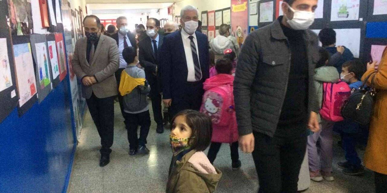Cumhuriyet ilkokulunda 15 Temmuz fotoğraf sergisi açıldı