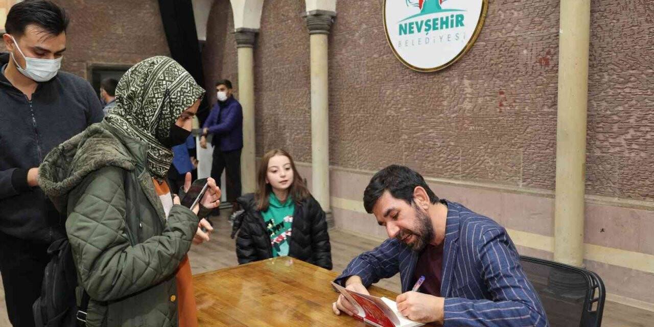 Kitap fuarının ilk konuğu Serdar Tuncer oldu