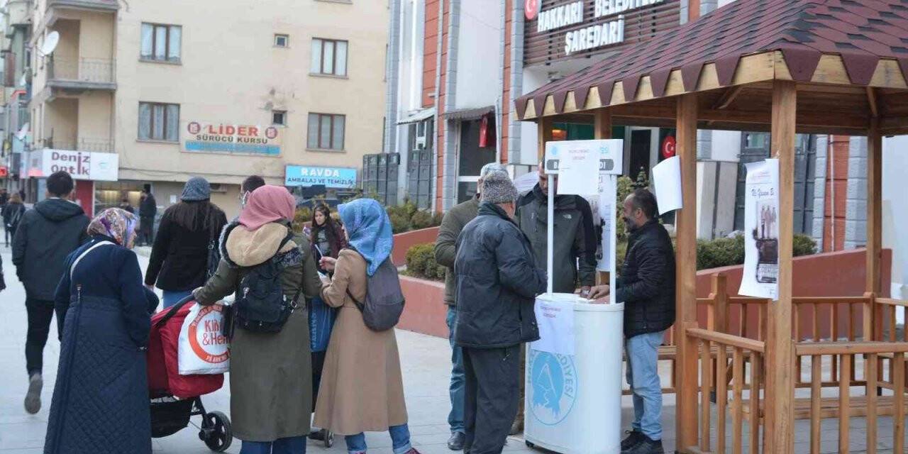 Hakkari Belediyesinden ücretsiz tiyatro bileti dağıtımı