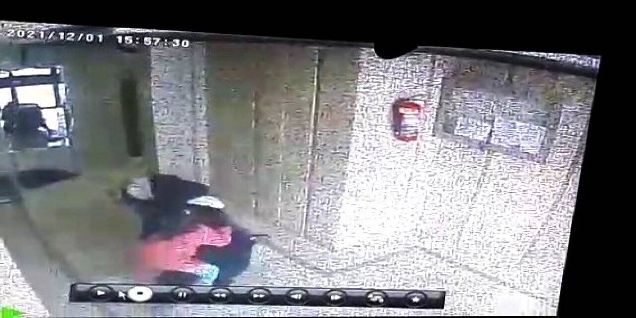 6 yaşındaki kızının önünde komşusu tarafından darp edildi