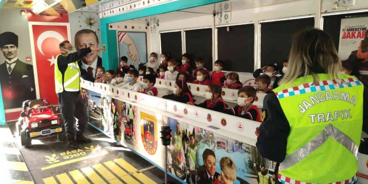 Ankara’da jandarma ekipleri ilköğretim öğrencilerine trafik eğitimi verdi