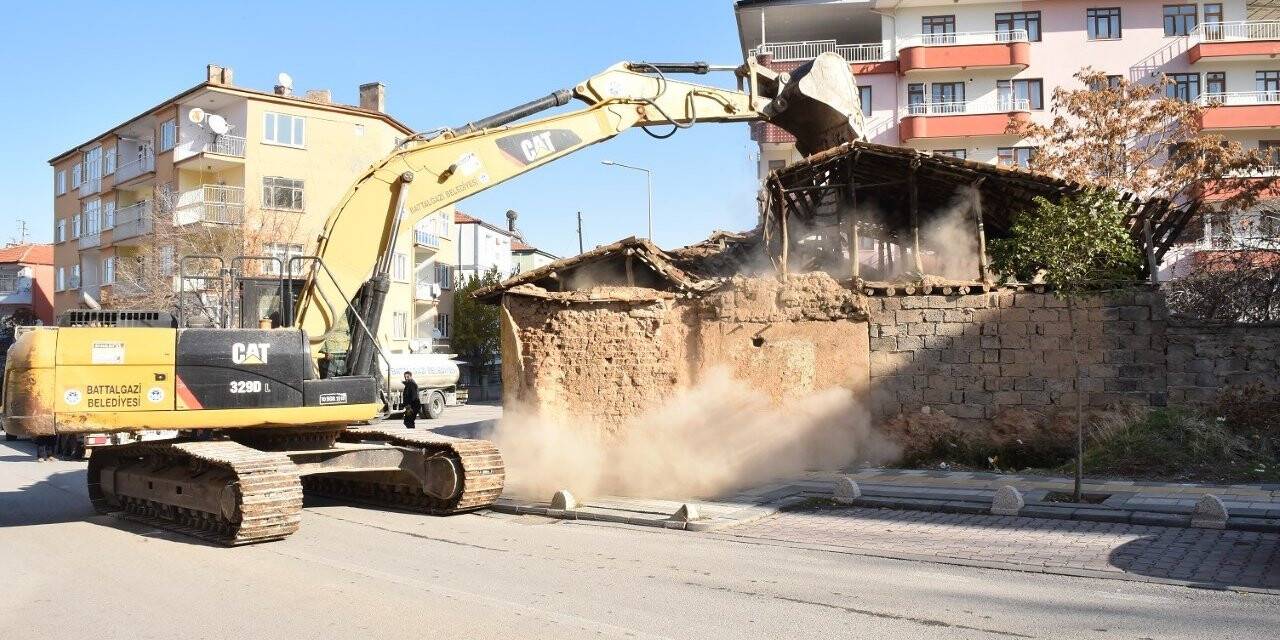Battalgazi’deki metruk binalar tek tek yıkılıyor