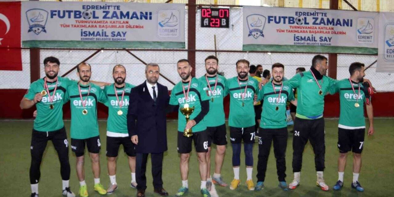Edremit’te ‘Geleneksel Mahalleler Arası Futbol Turnuvası’ sona erdi