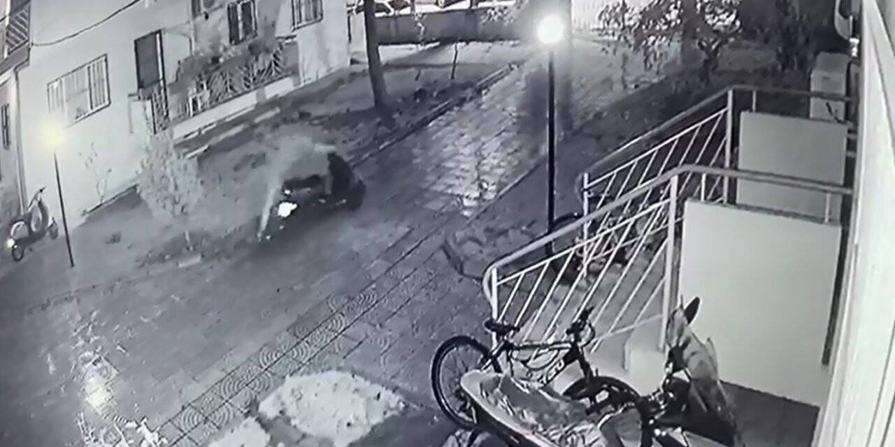 Site içindeki motosiklet hırsızlığı kameraya takıldı