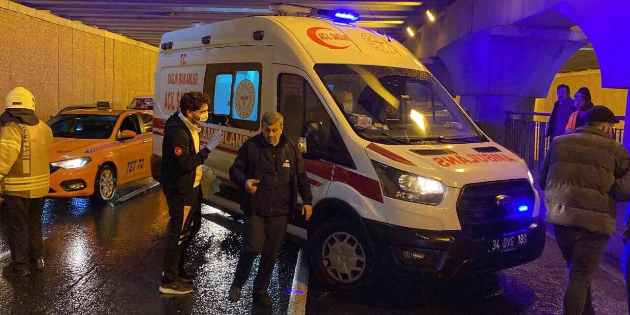 Fatih’te kontrolden çıkan araç takla attı