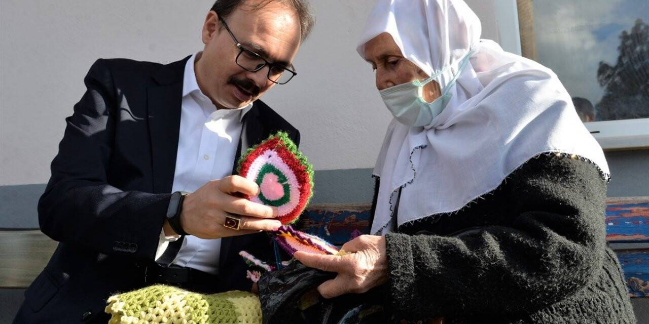 92 yaşındaki Kadriye nine yaptığı el emeği göz nuru ürünlerini Vali Kızılkaya’ya hediye etti