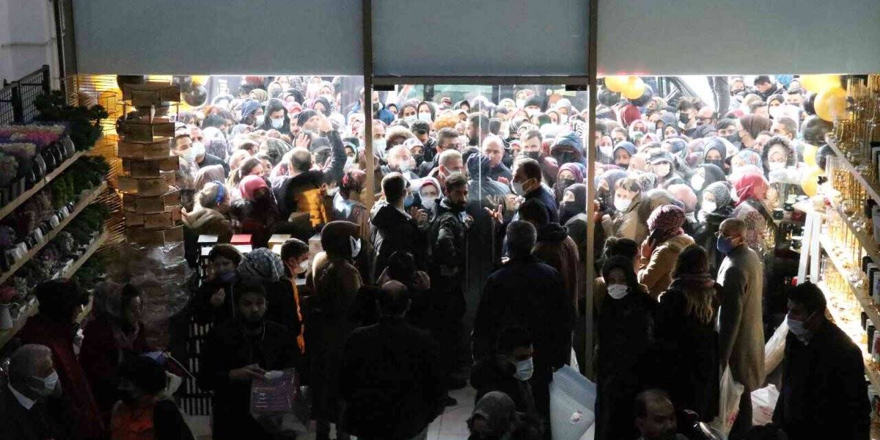 Van’da AVM açılışında izdiham