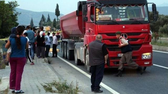 Eşinin kullandığı TIR'dan düşerek öldü VİDEO