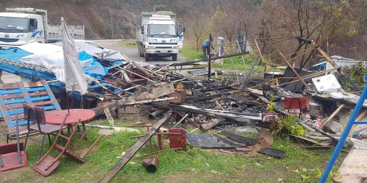 Yol kenarındaki baraka alevlere teslim oldu