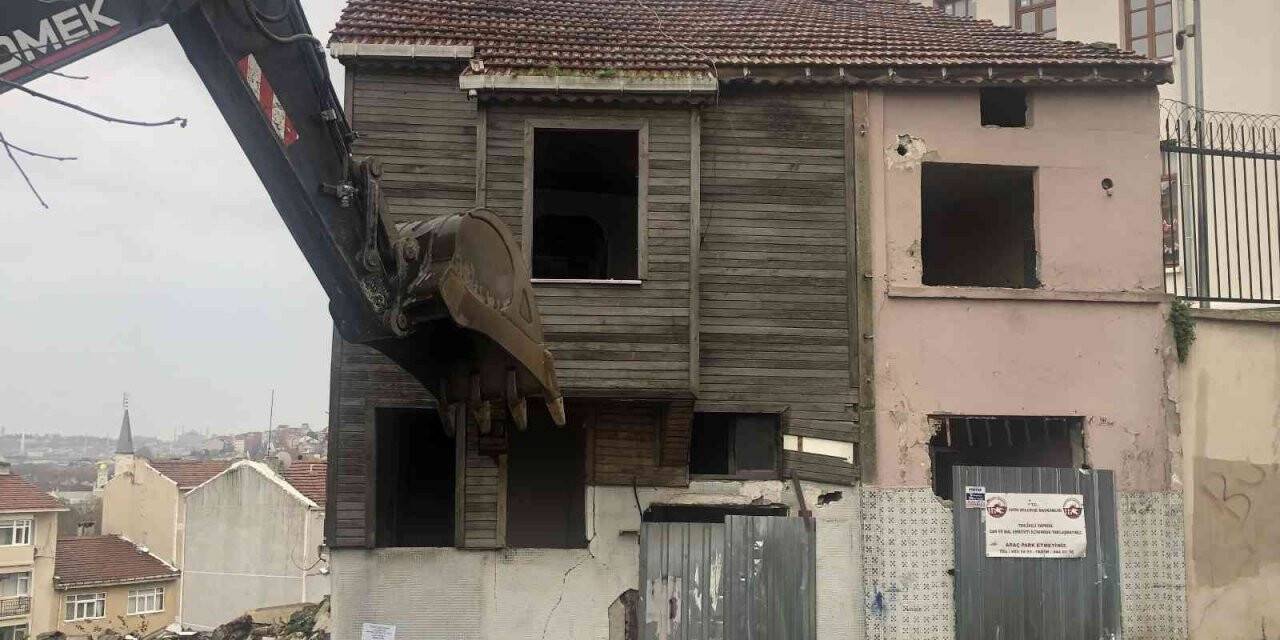 Fatih’te iki metruk binanın yıkımına başlandı