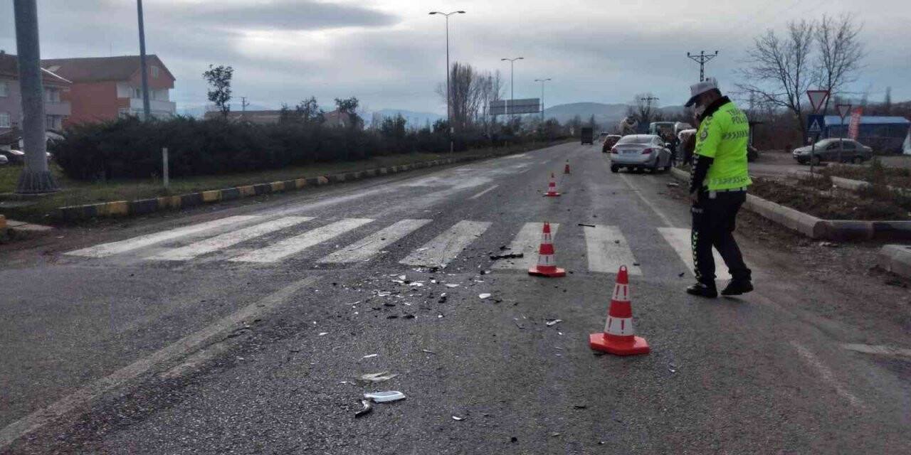Kavşakta kırmızı ışıkta geçmeye çalışan sürücü kazaya neden oldu