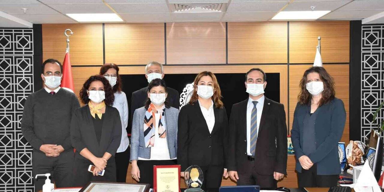 Ödüllerini İl Sağlık Müdürü Açıkgöz’ün elinden aldılar