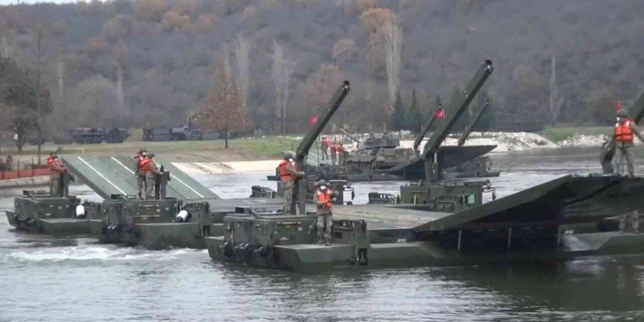 Durgun sulardan geçiş tatbikatı: Askeri araçlar göletin içinden geçti