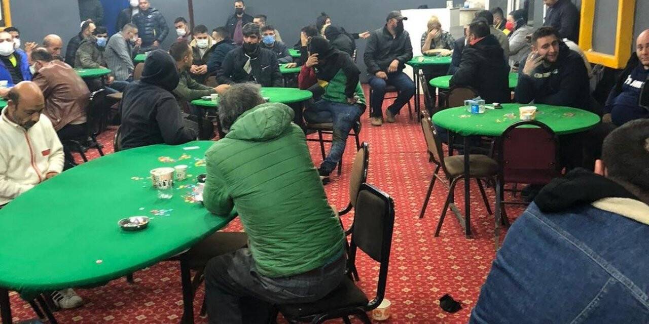 İzmir’de dernek binasına kumar baskını: 73 kişiye binlerce lira ceza