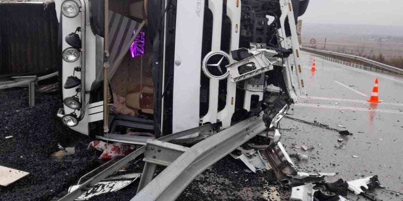 Kaza yapan tırdan burnu bile kanamadan çıktı