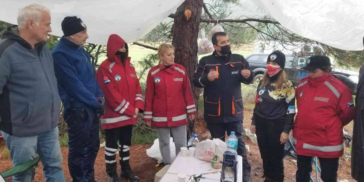 TAMGAKUT ekibine yağmur altında eğitim