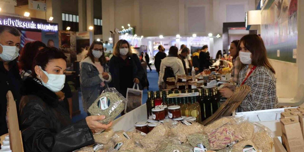Düzce’nin ürünlerine turizm fuarında yoğun talep