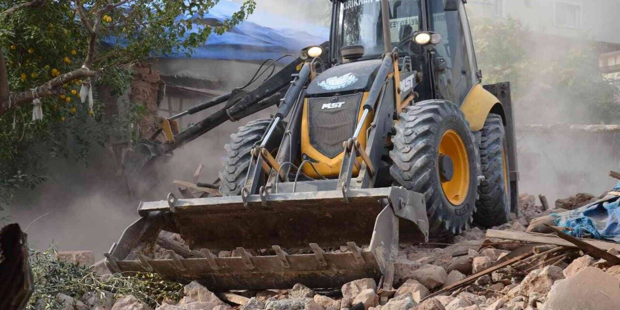 Kırıkhan’da metruk binalar yıkılıyor