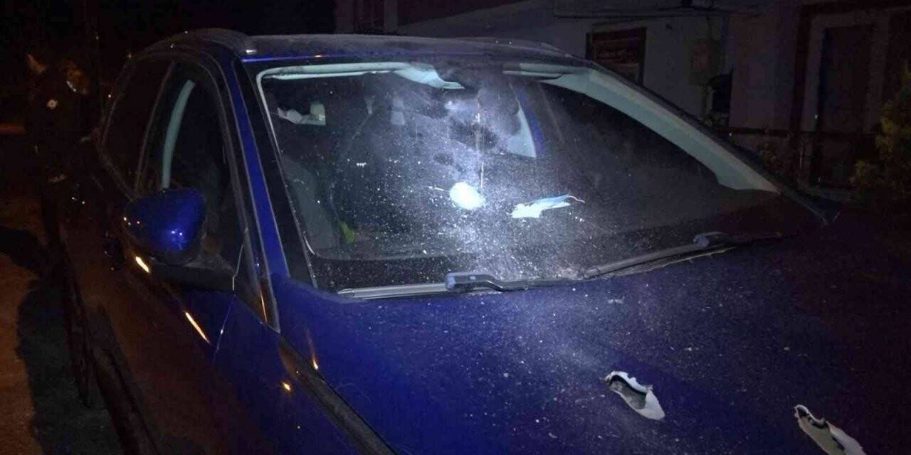 Kadın sürücünün otomobili gece yarısı kurşunlandı