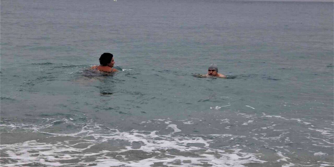 Meteoroloji tarafından ‘turuncu’ kod ile uyarılan Antalya’da turistlerin deniz keyfi