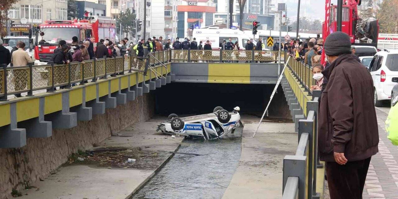Tokat’ta trafik polisi aracı dereye uçtu: 1 yaralı