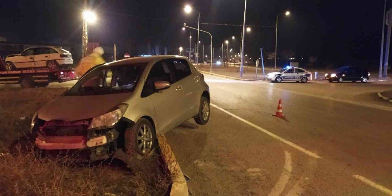 Kavşakta kaza: 2 yaralı