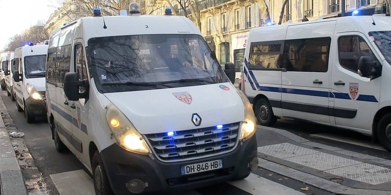 Paris’te 7 farklı bölgede Sarı Yelekliler protestosu
