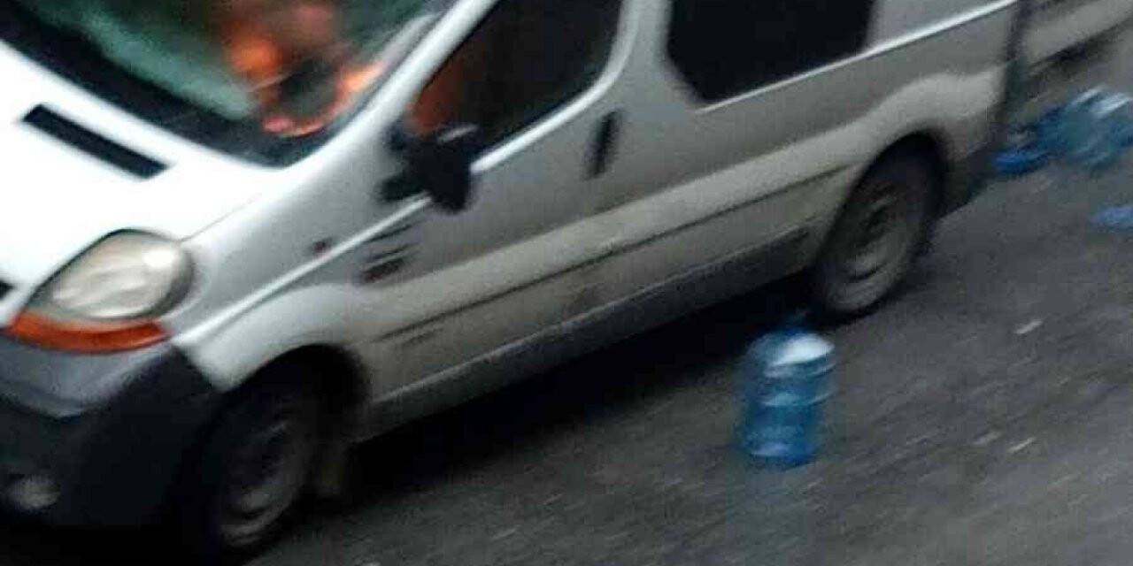 Esenler’de park halindeki su dağıtım aracı alev alev yandı
