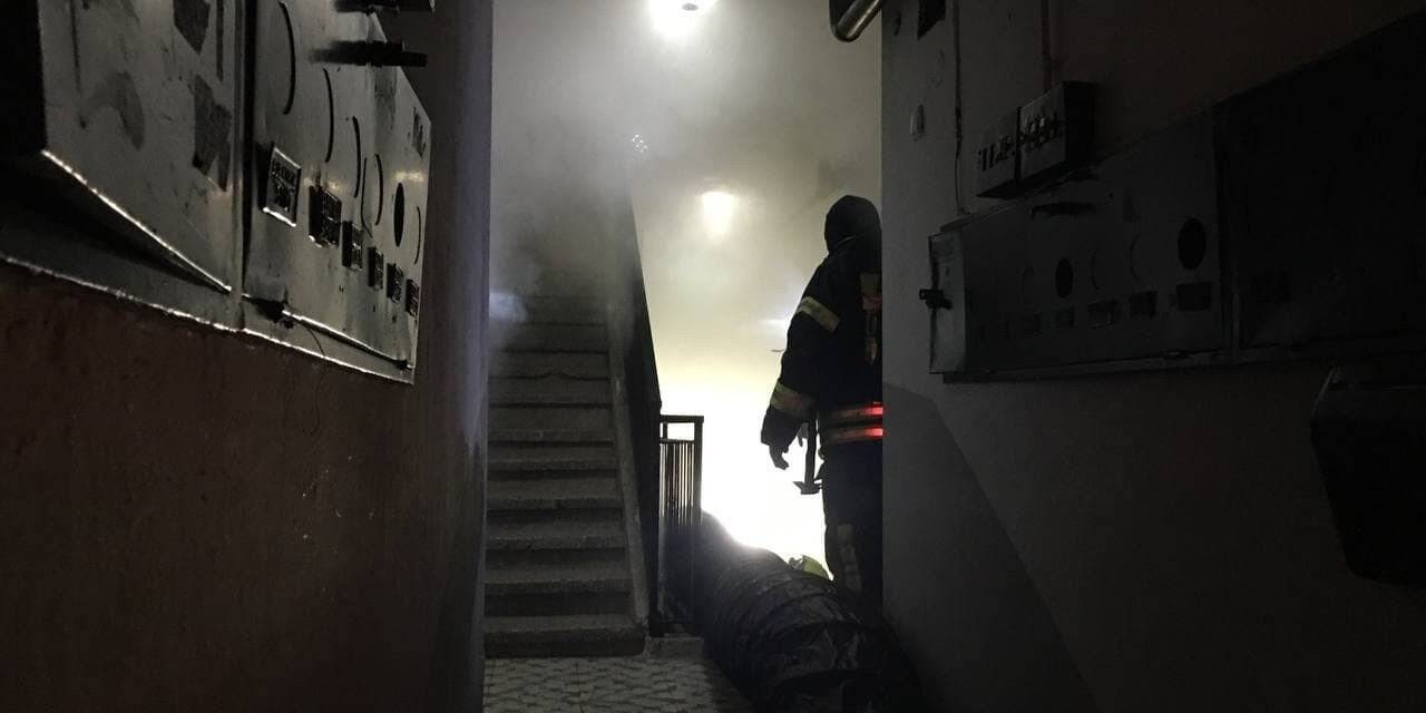 Apartmanı kaplayan yoğun duman vatandaşları sokağa döktü