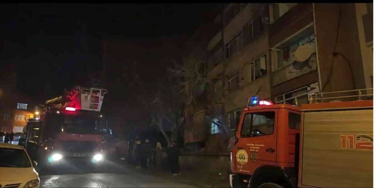 Çatı katında yangın çıktı, apartman sakinleri sokağa döküldü