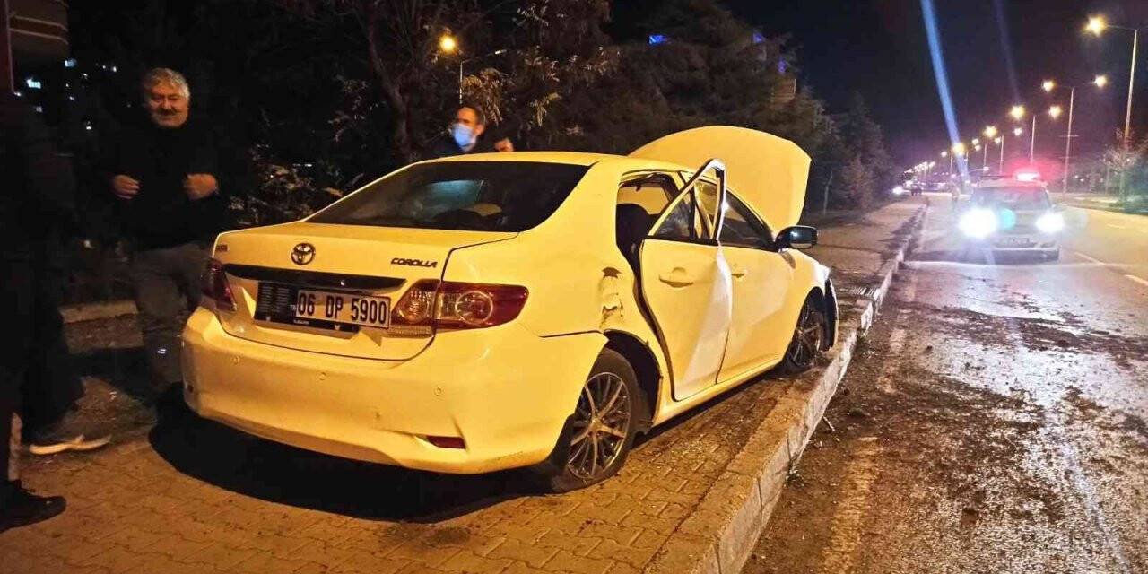 Kontrolden çıkan otomobil kaldırıma çıktı: 5 yaralı