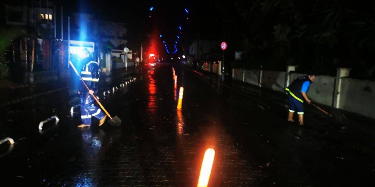 Marmaris’te sağanak yağış sonrası cadde ve sokaklar sele döndü