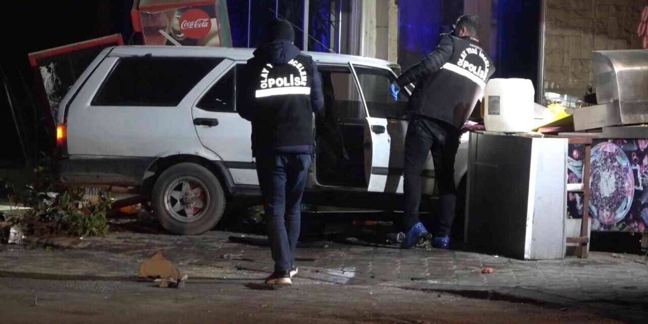 Alkollü sürücü kokoreççi dükkanına daldı
