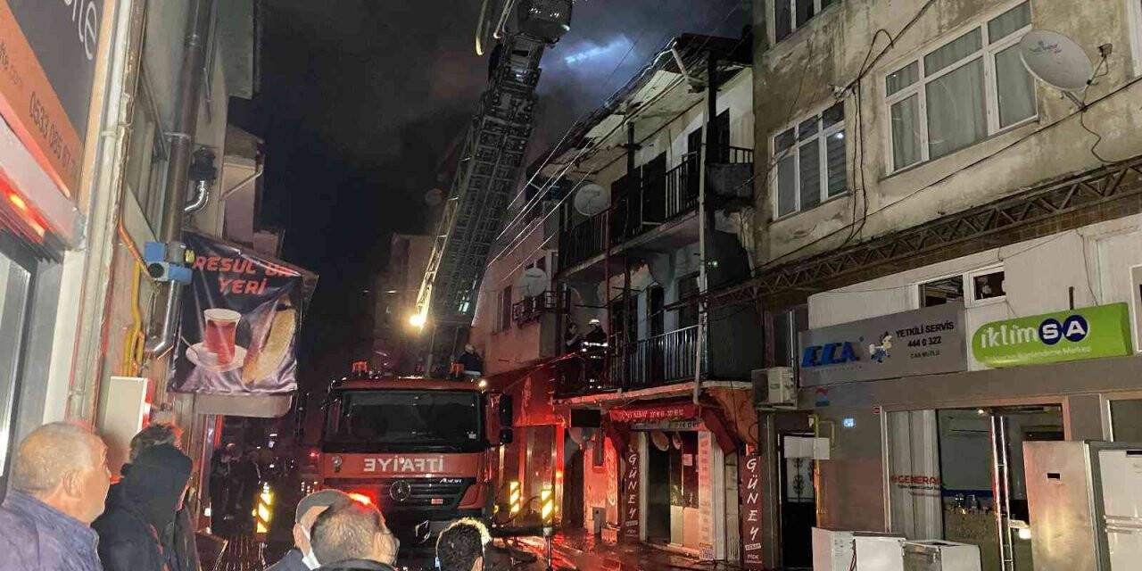 3 katlı binada yangın paniği