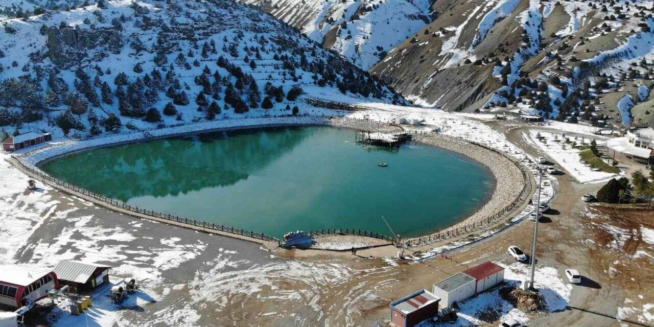 Yüzeyi buz tutan Ardıçlı Gölü’nde mest eden kış manzarası