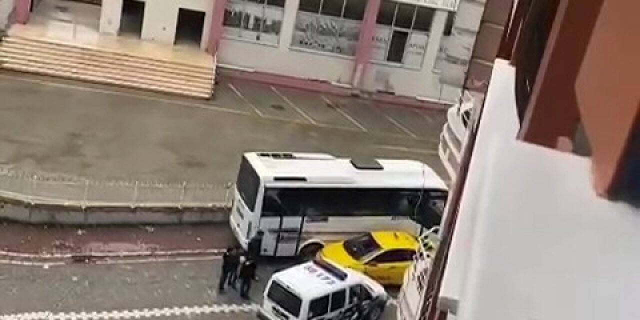 Esenyurt’ta ruhsatı iptal edilen taksici kaçtı, polis kovaladı