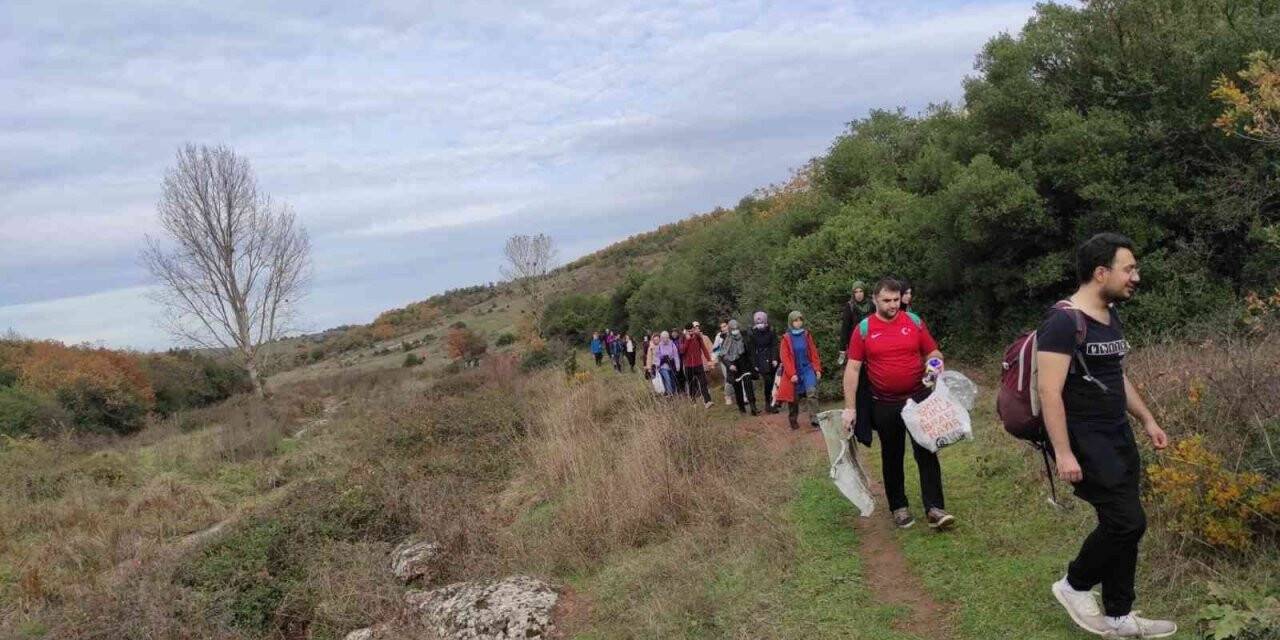 Hem doğada yürüdüler hem de 35 kilo atık topladılar