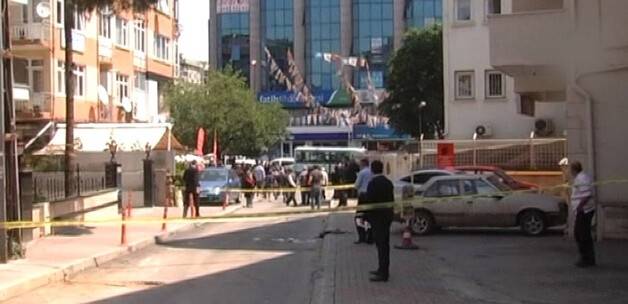 Oğlunu bıçakladılar annenin üzerinden otomobille geçtiler